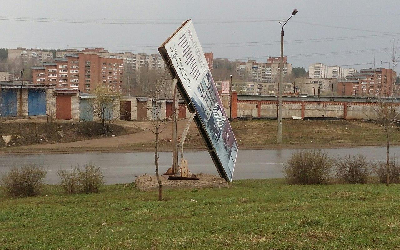 Ураган снес рекламные щиты в Кирово-Чепецке