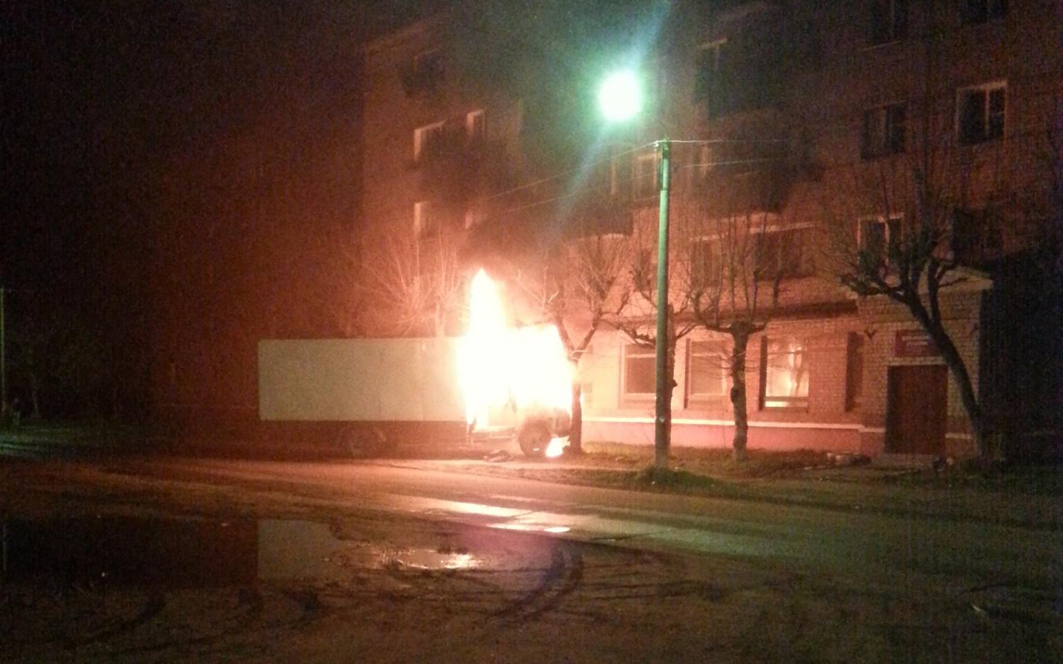 Стало известно, из-за чего в Чепецке загорелся ГАЗ, врезавшийся в дерево