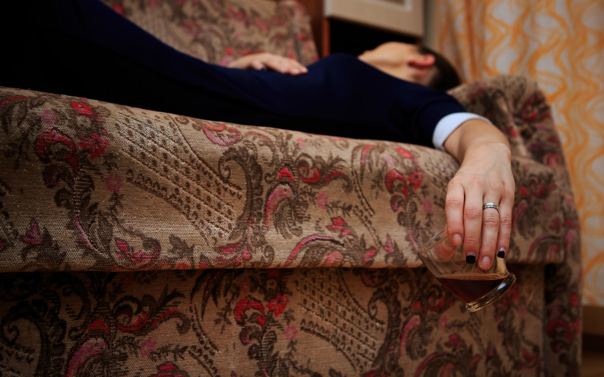 Анонимный алкоголик: "Очнулась от пьянки, только когда поняла - моя дочь умирает"