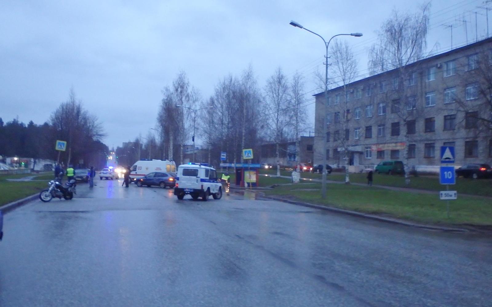 В Чепецке ВАЗ врезался в мотоцикл и иномарку: пострадала 22-летняя девушка