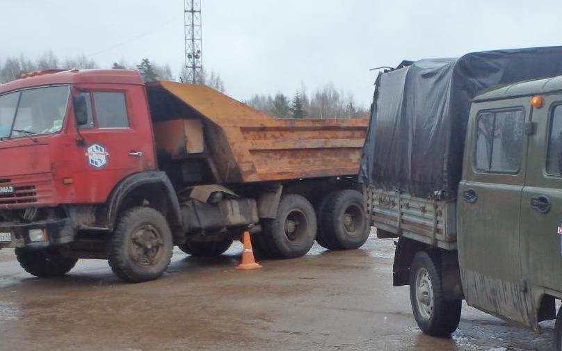 В Чепецке УАЗ сбил мужчину и въехал в припаркованный КамАЗ