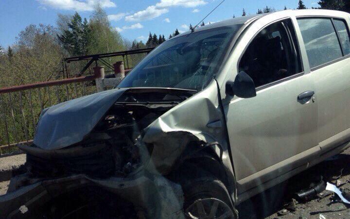 В Чепецке на путепроводе столкнулись два легковых автомобиля