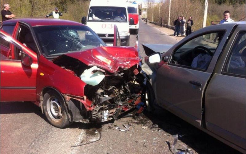 В Чепецке два авто столкнулись на путепроводе: подробная информация о ДТП