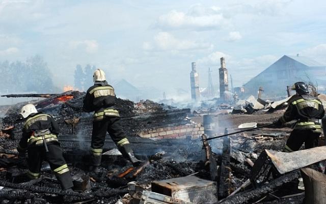 В Орлове сгорели четыре дома: без крыши над головой остались 70 человек
