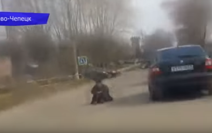 В Чепецке водители сняли странного пешехода, сидящего на дороге