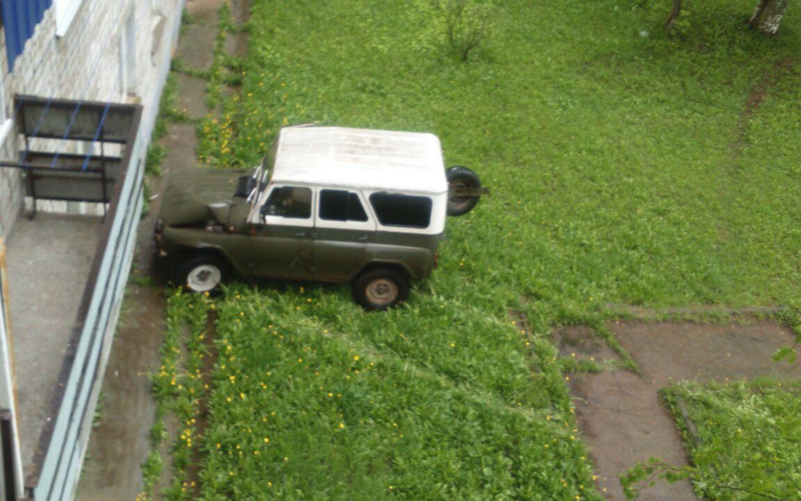 В Чепецке "УАЗ" съехал на газон и врезался в стену