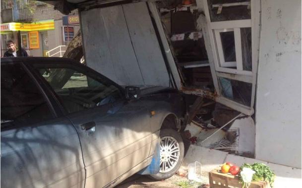 В Кирово-Чепецке автомобиль врезался в ларек