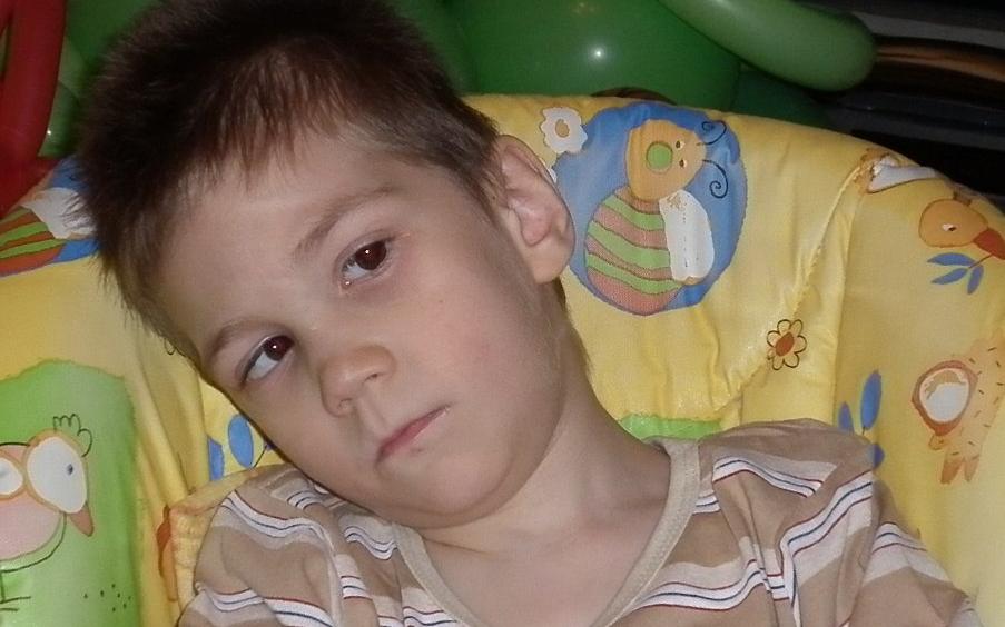 10-летний Арсений из Кирова мечтает научиться ходить и говорить