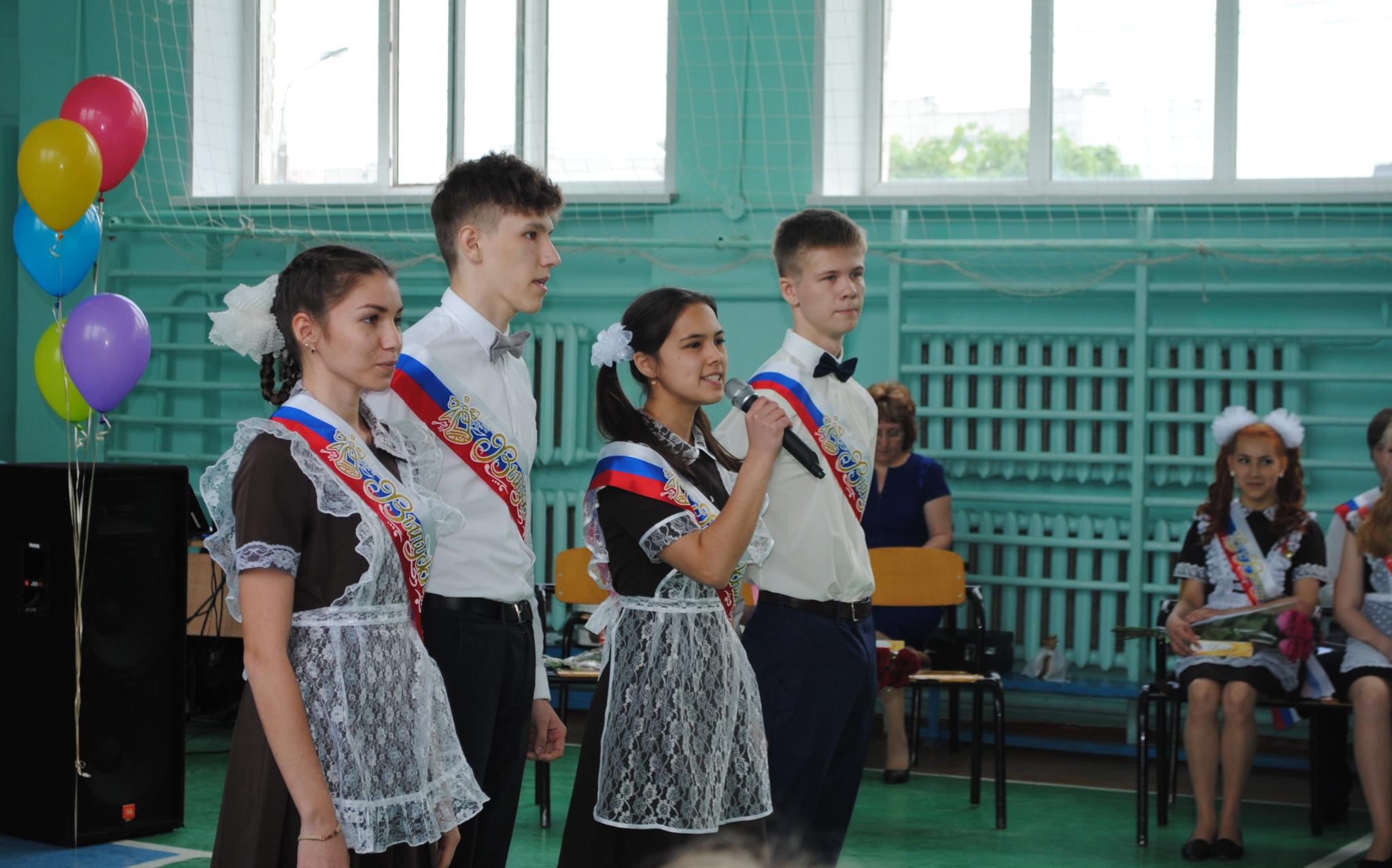 Сразу две чепецкие школы стали лидерами по числу золотых медалистов