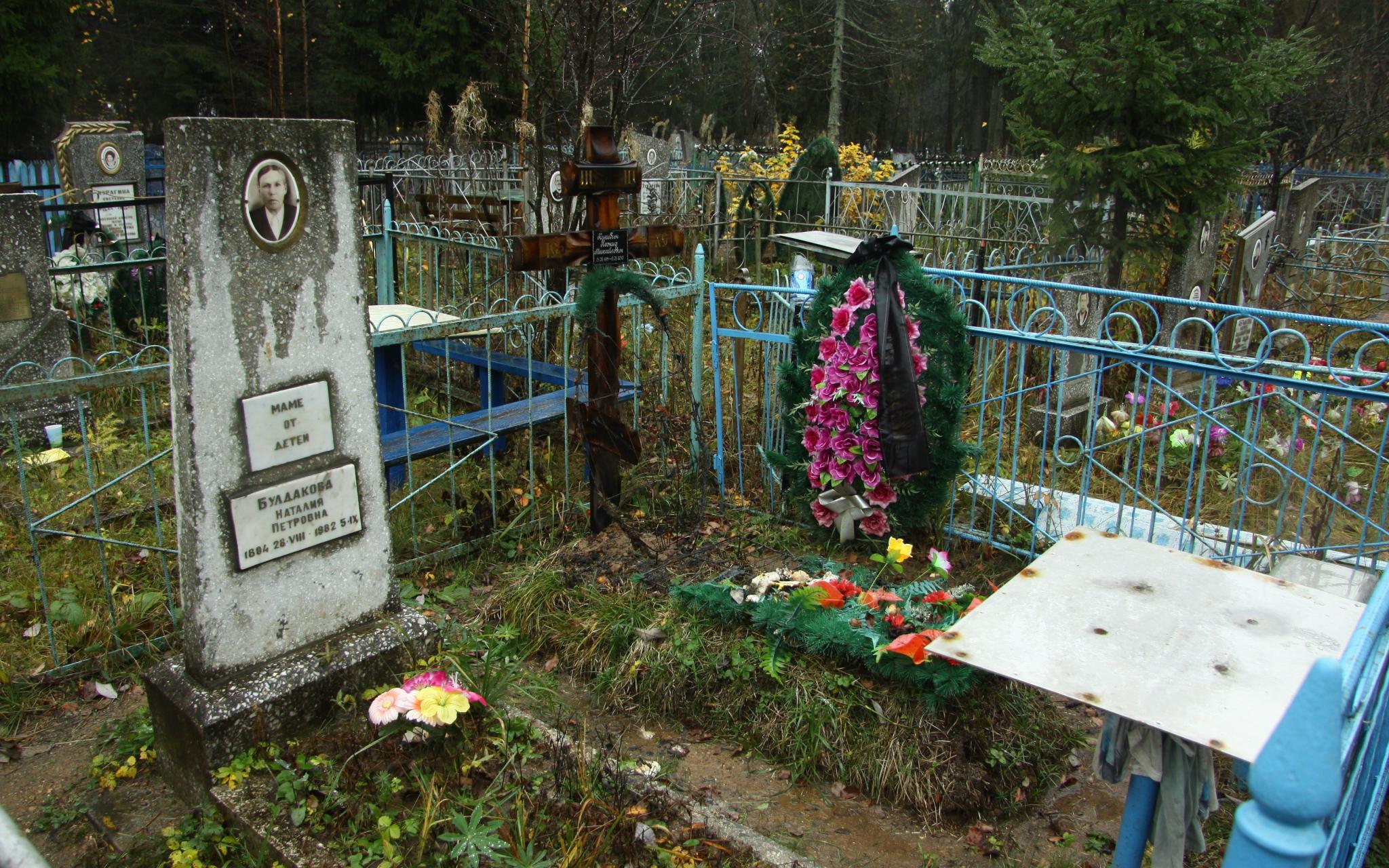На кладбище в Каркино с могил воруют цветы