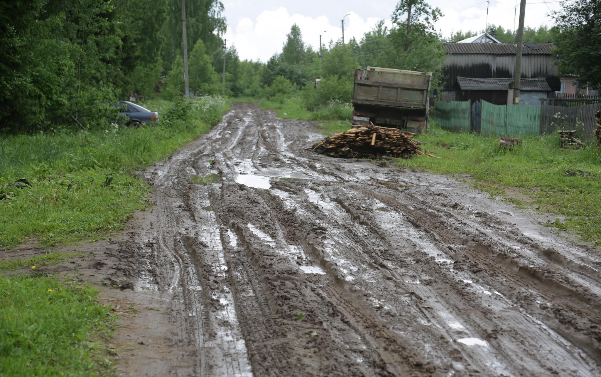Заманил в лес или хотел помочь? Репортаж из Кумен, где двух маленьких детей нашли с бывшим зэком