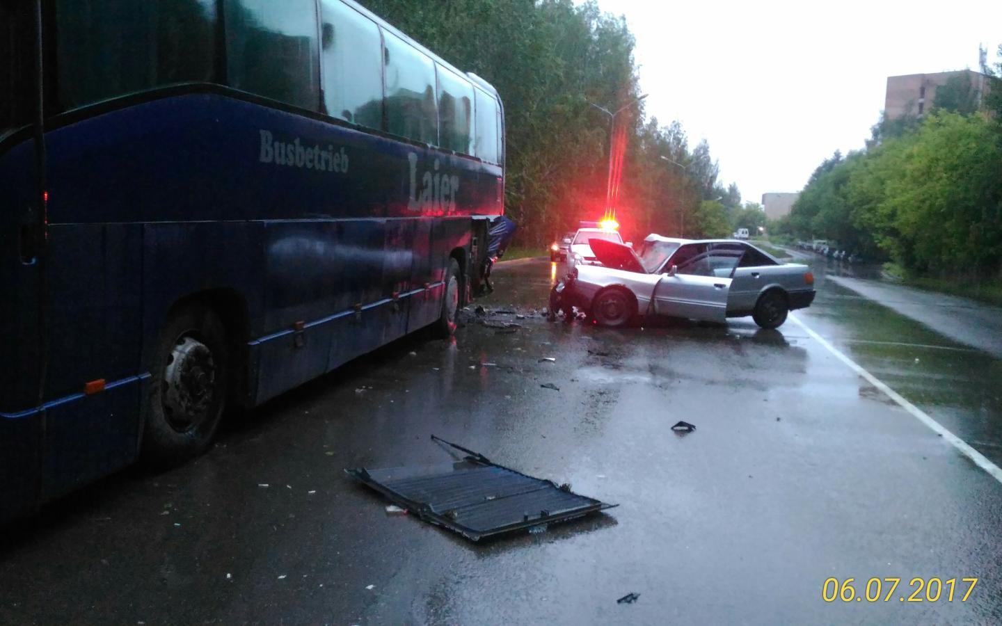 В Чепецке водитель Audi отвлекся во время движения и врезался в автобус