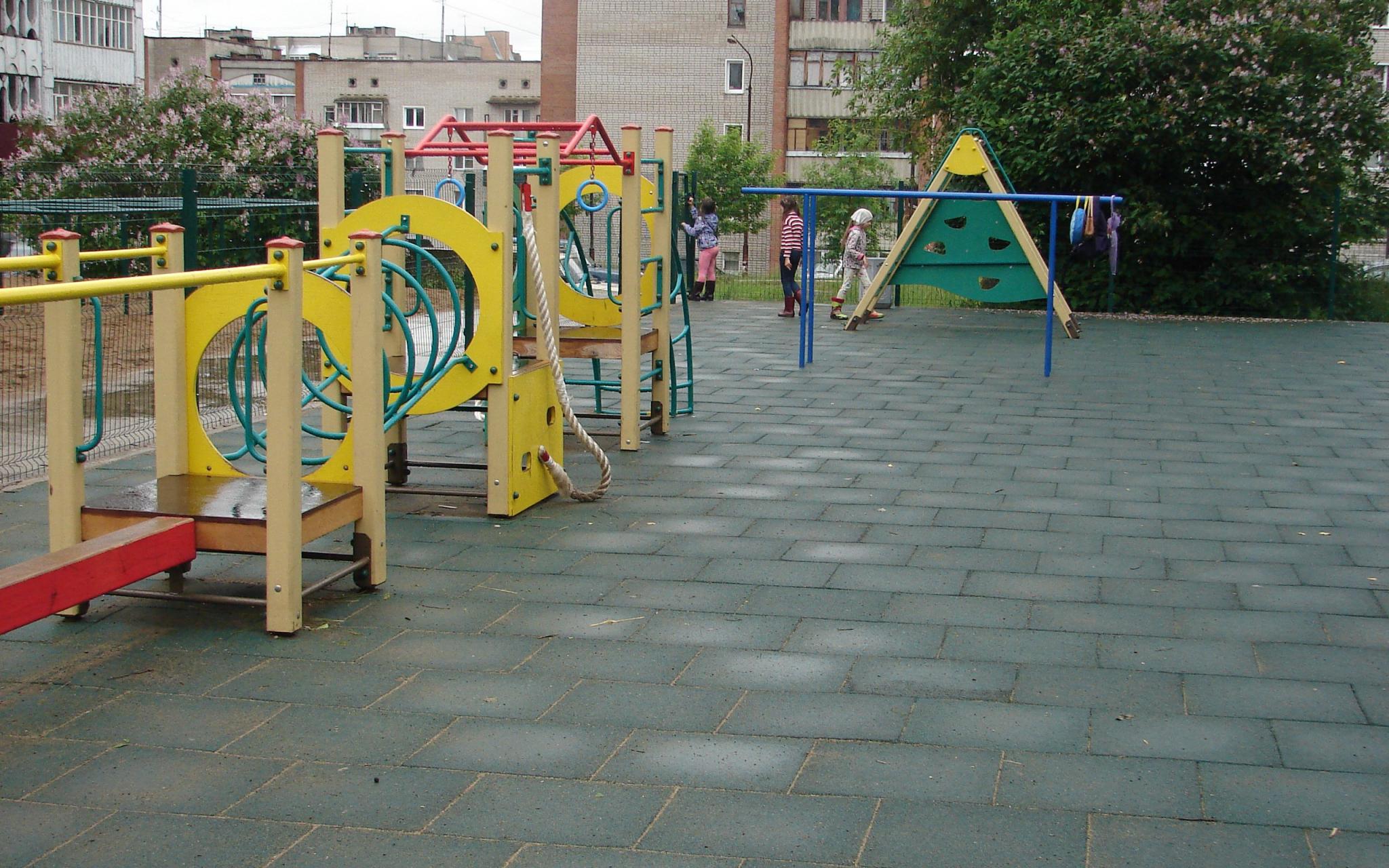 На детской площадке на Первомайской травмировался подросток