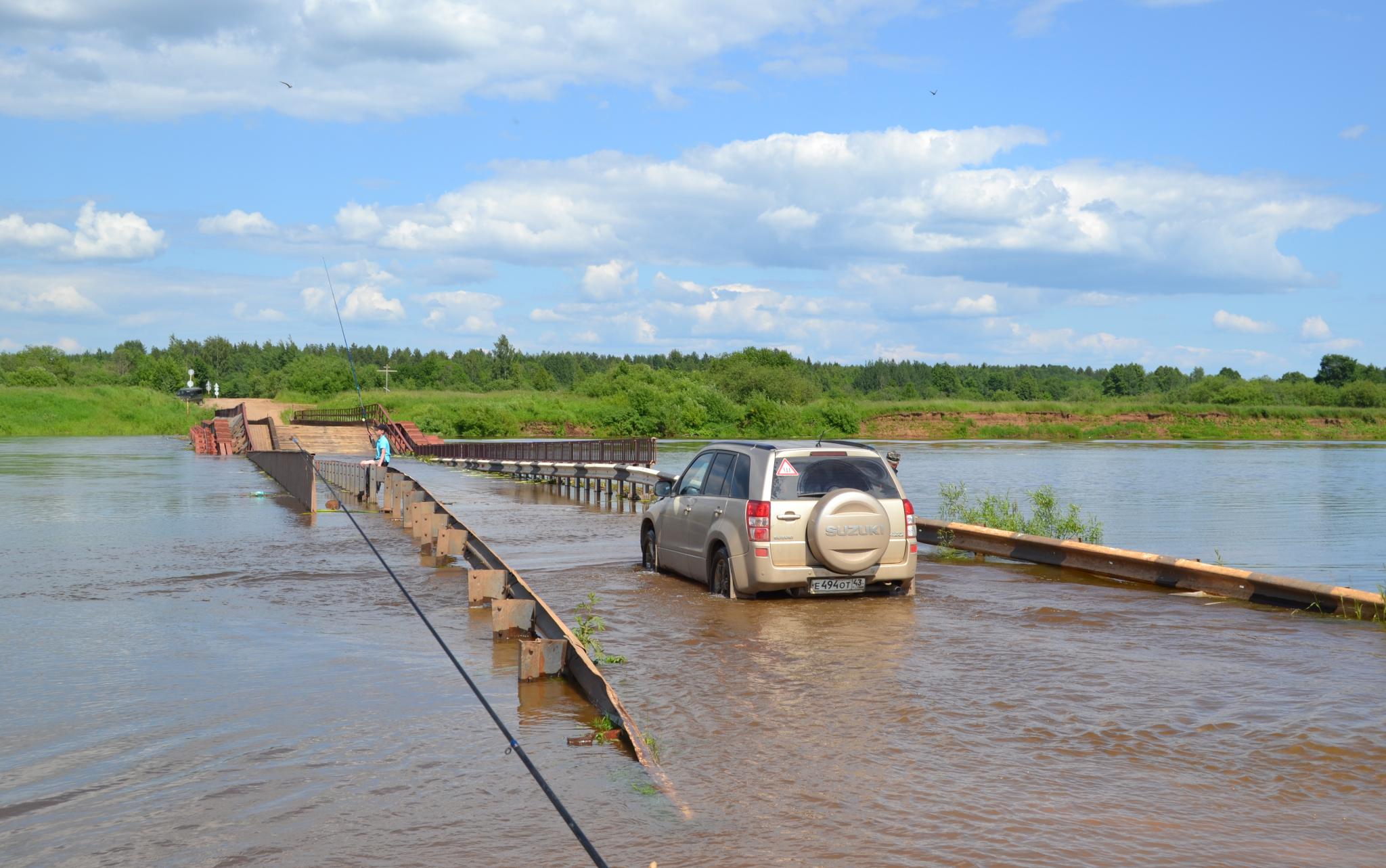 Заплывы, зеваки и рыбаки: фоторепортаж с затопленного Каринторфского моста