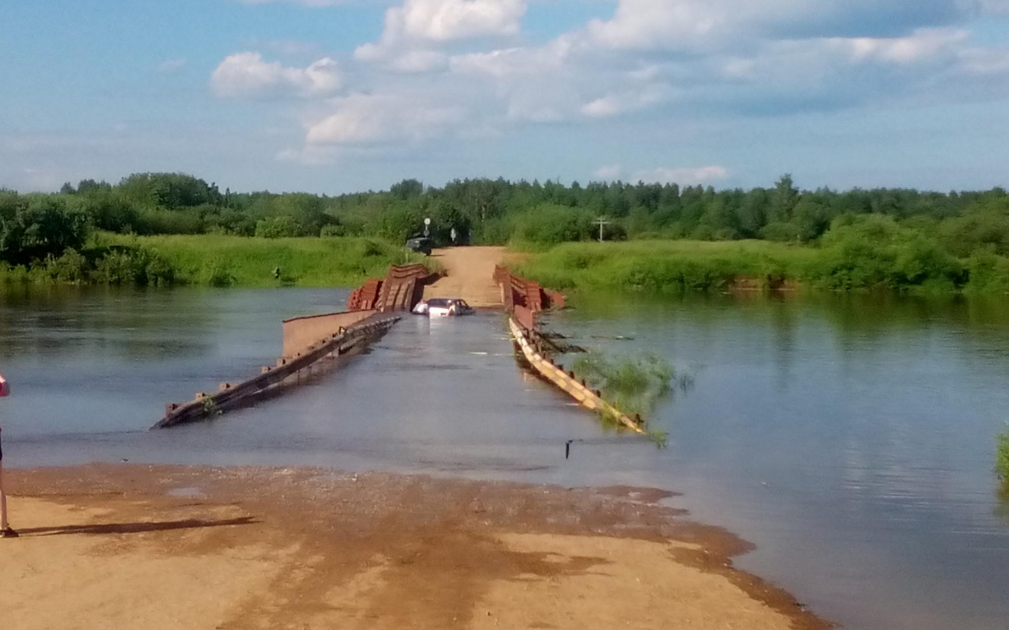 На понтонном мосту через Чепцу затопило легковушку