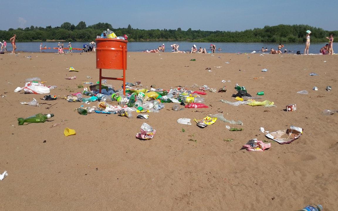 Пляж в Чепецке превратился в стихийную свалку