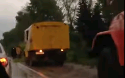 Видео: сломанные деревья и опоры ЛЭП перекрыли дорогу на Просницу