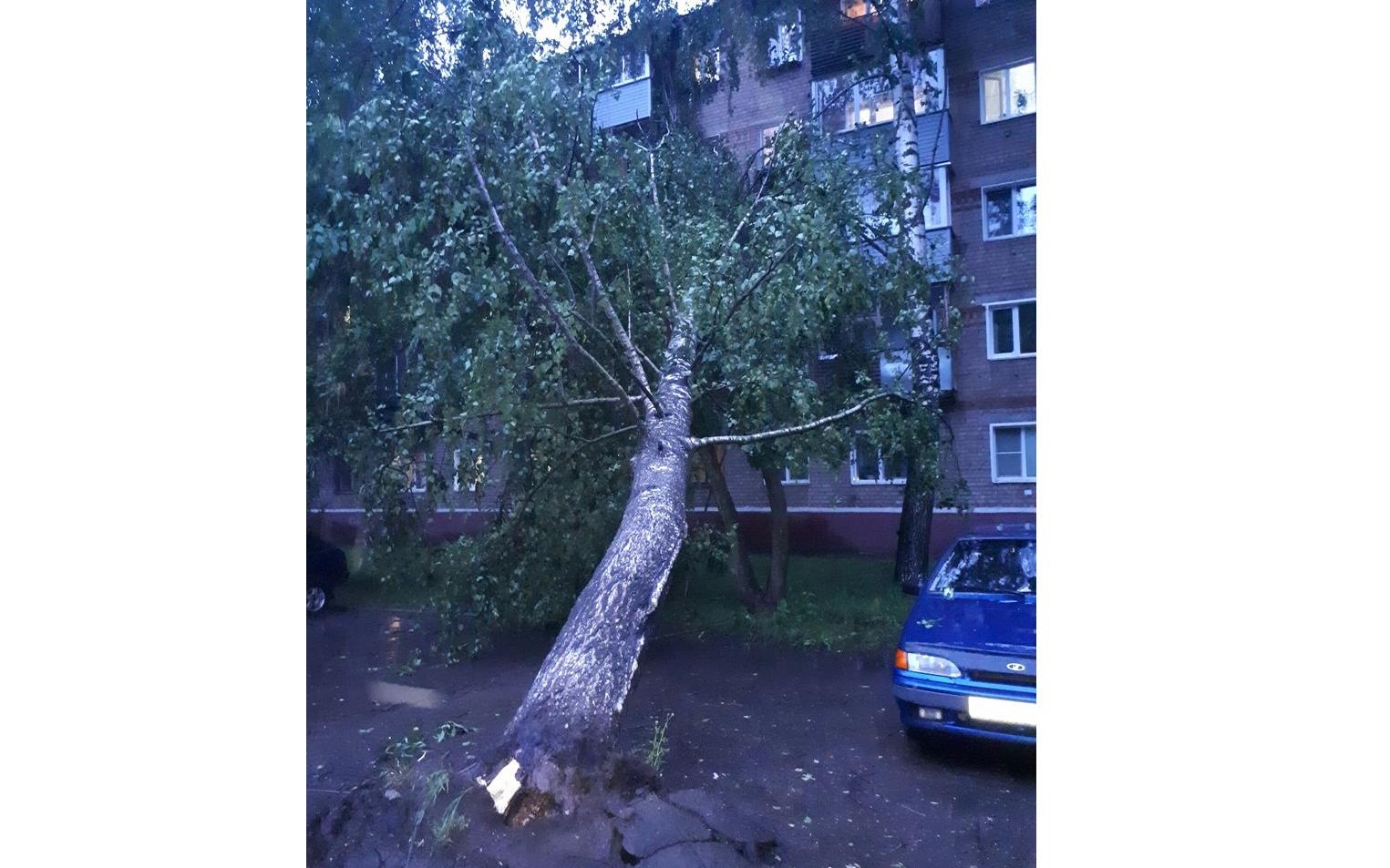 На проспекте Мира во время урагана ветром разрушило лоджию