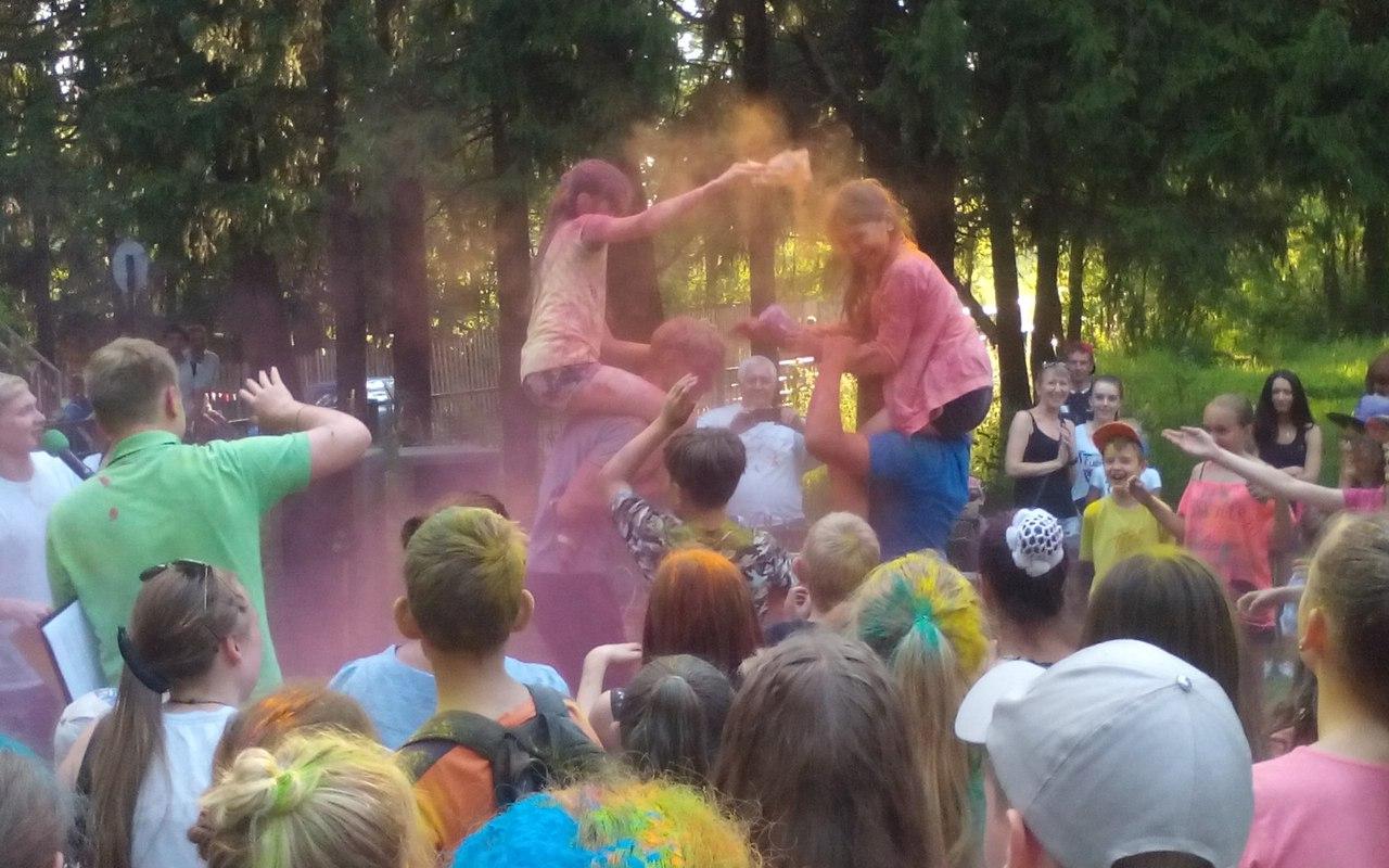 Фоторепортаж с фестиваля красок: 500 человек пришли на мероприятие