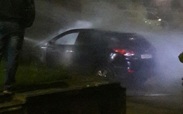 В Чепецке вспыхнула иномарка: пламя перекинулось на рядом стоявшую машину