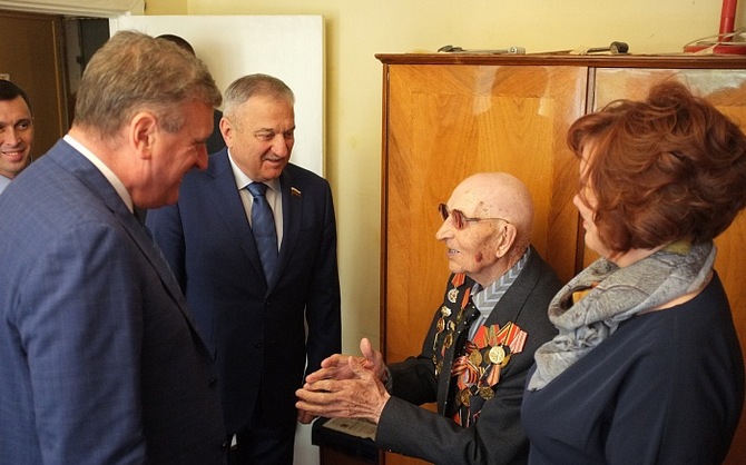 Врио губернатора в Чепецке навестил 104-летнего ветерана