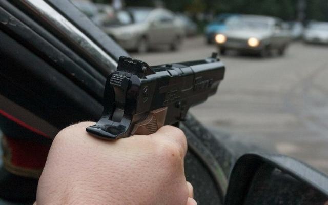 В Чепецком районе пьяного водителя остановили выстрелами по авто