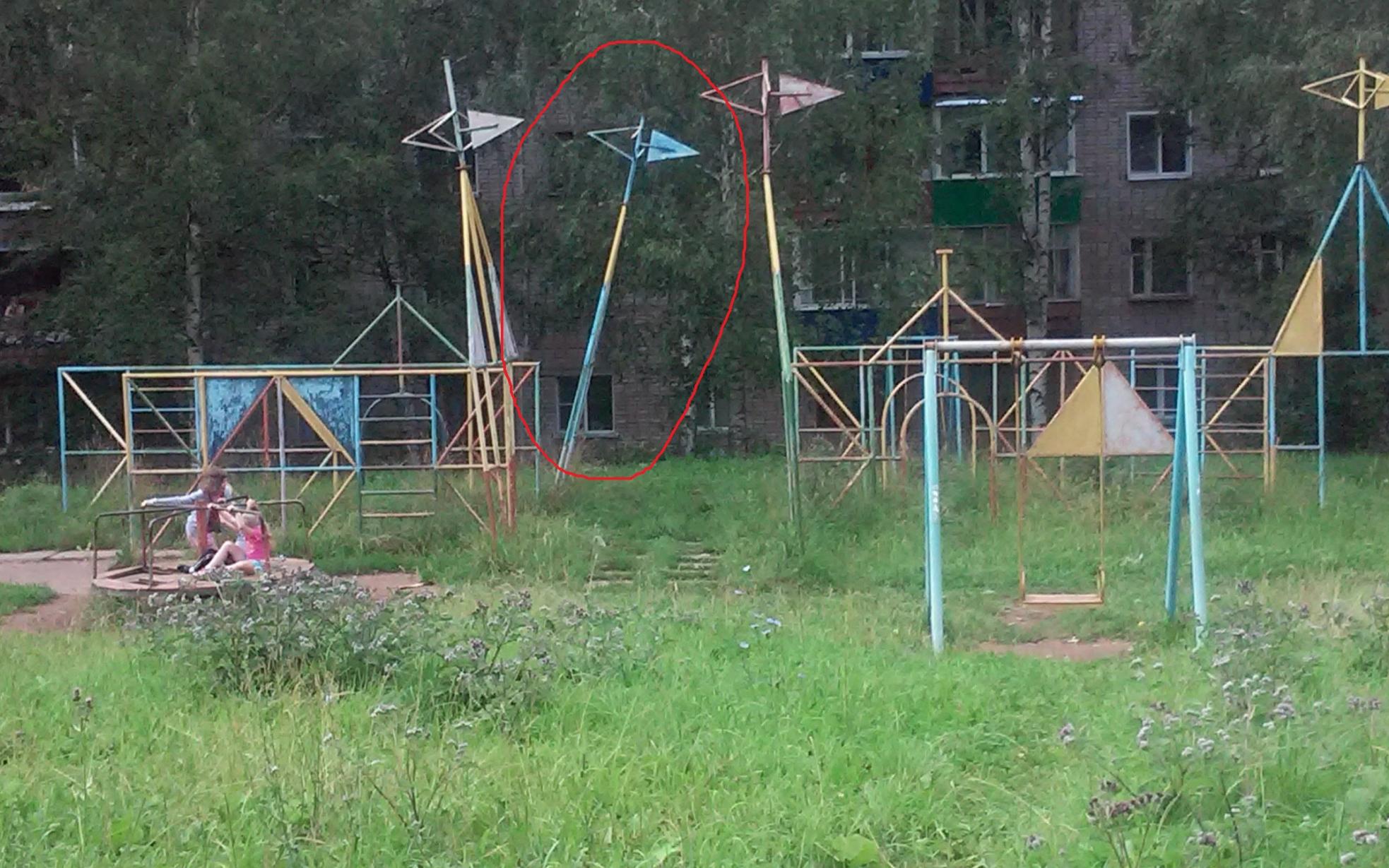 На детской площадке на Ленина опасно гулять детям