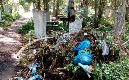 На кладбище Злобино на могилы складывают мусор