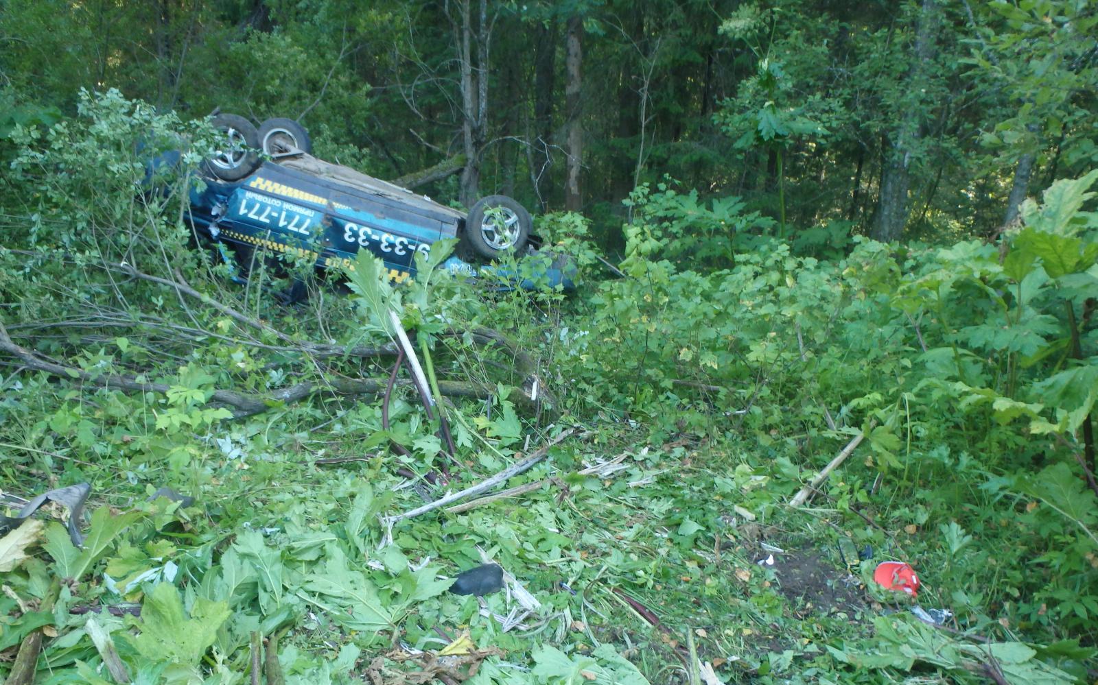 В Чепецком районе съехала в кювет и перевернулась машина такси