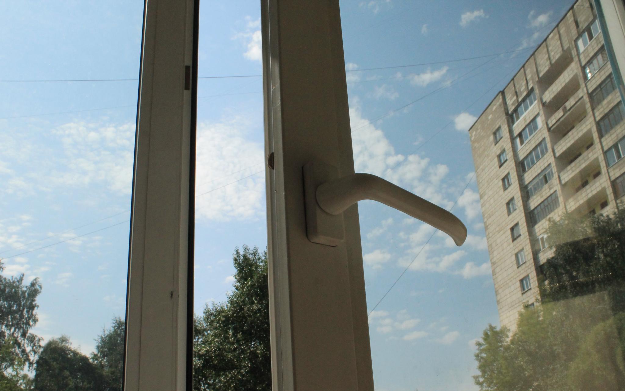 В Кирове из окна многоэтажки выпал ребенок и погиб