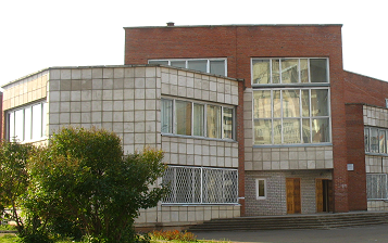 В Чепецке злоумышленник ночью вернул лицею украденную скульптуру