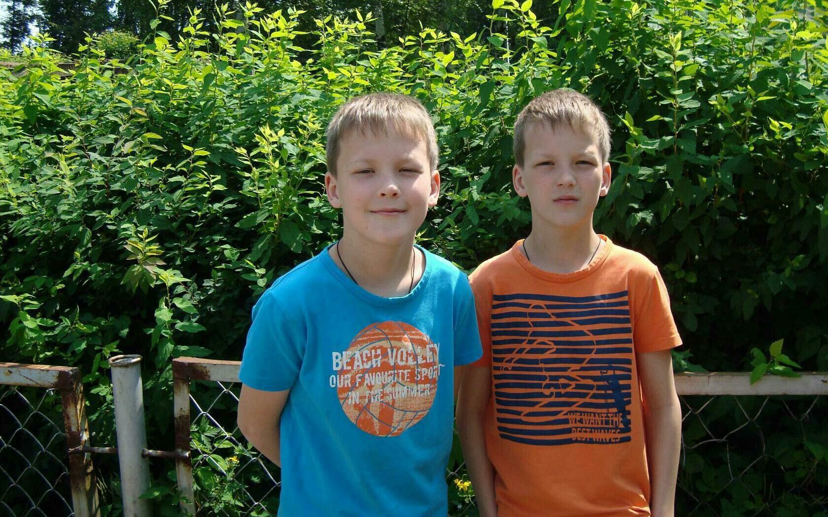 У мальчиков-двойняшек из Кирова началась деформация ног и тела из-за редкой болезни