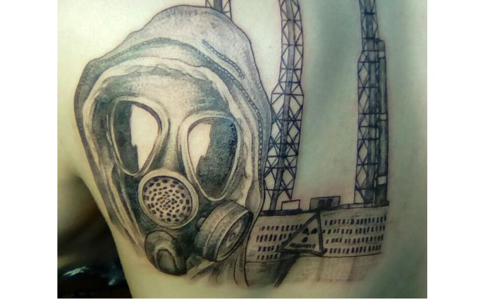 Чепчанин набил себе на спину тату с изображением химзавода