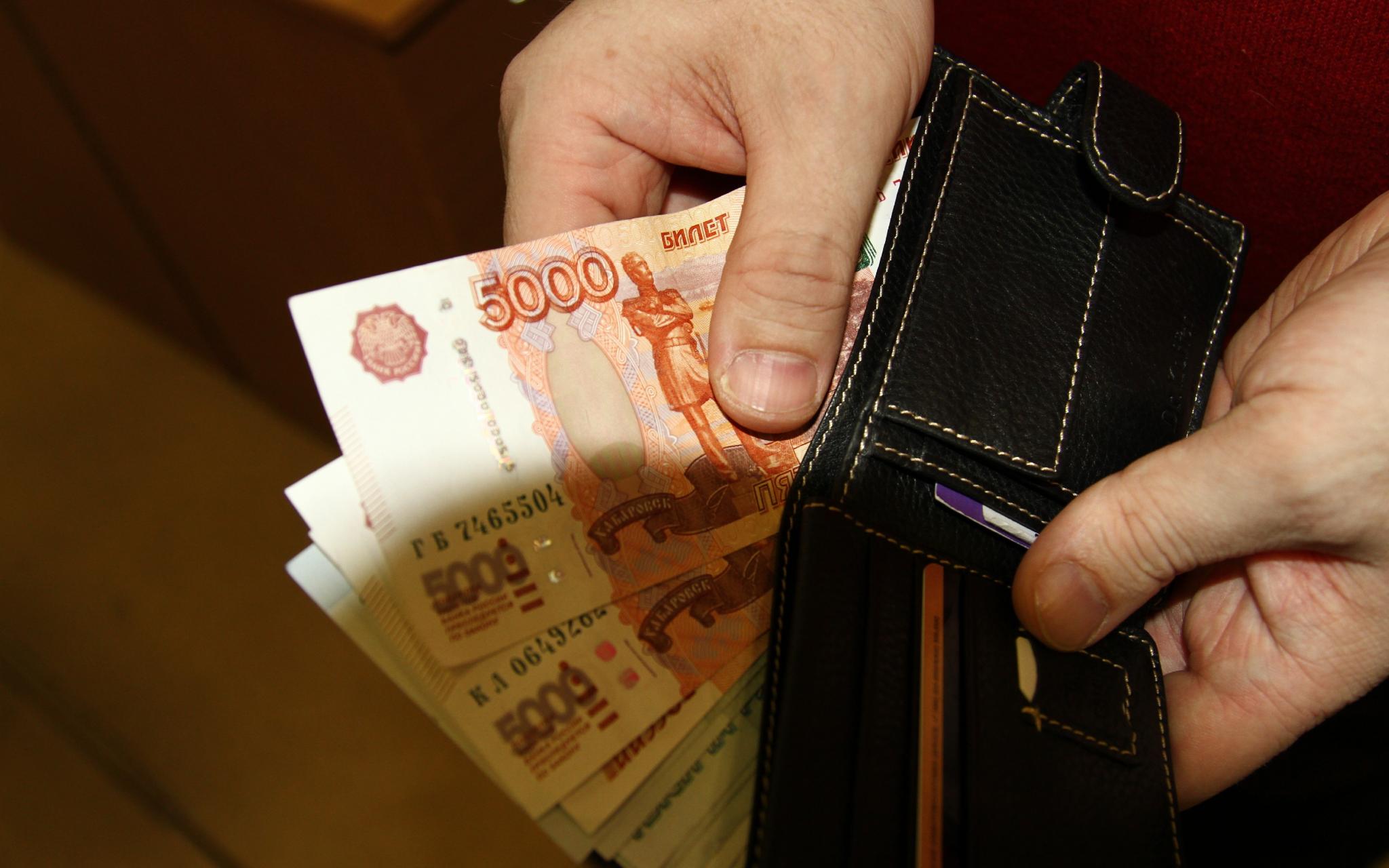 В Чепецке таксист забрал банковскую карту пассажирки и снял с нее деньги