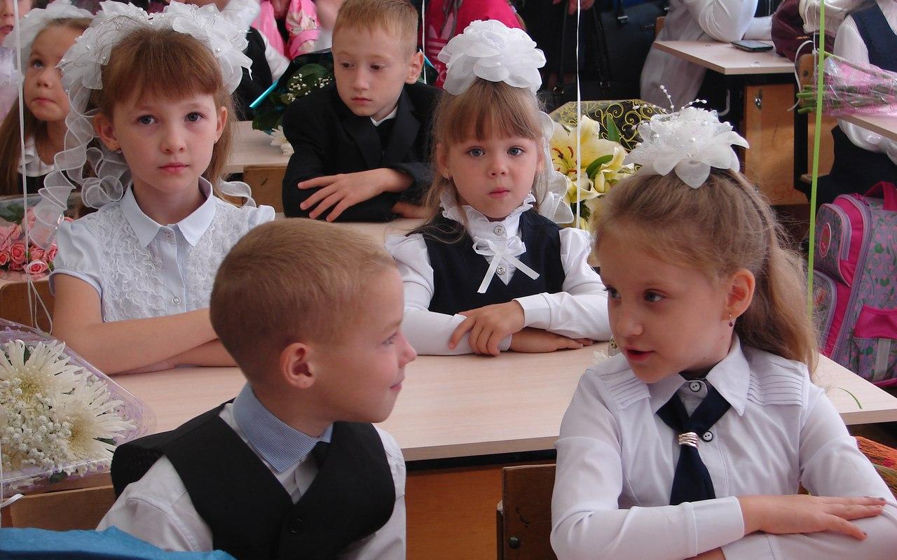 Фоторепортаж: в Кирово-Чепецке прошли линейки в честь Дня знаний