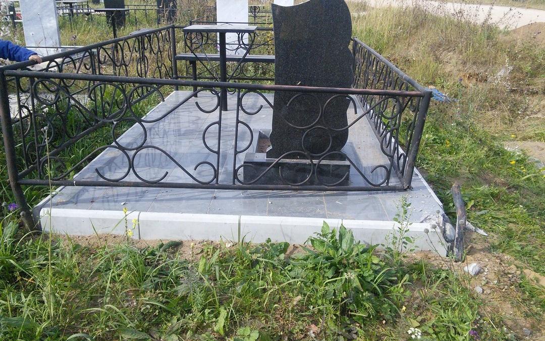 Очевидцы: "Пьяные водители гоняют прямо по могилам в Каркино"