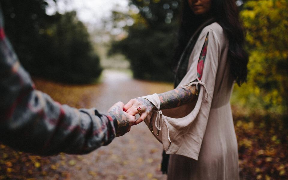 Гороскоп на неделю: у Раков - знакомства, а у Дев - романтическое свидание