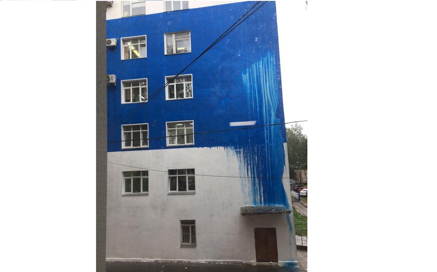 Ливень смыл краску с фасада Кировской областной больницы