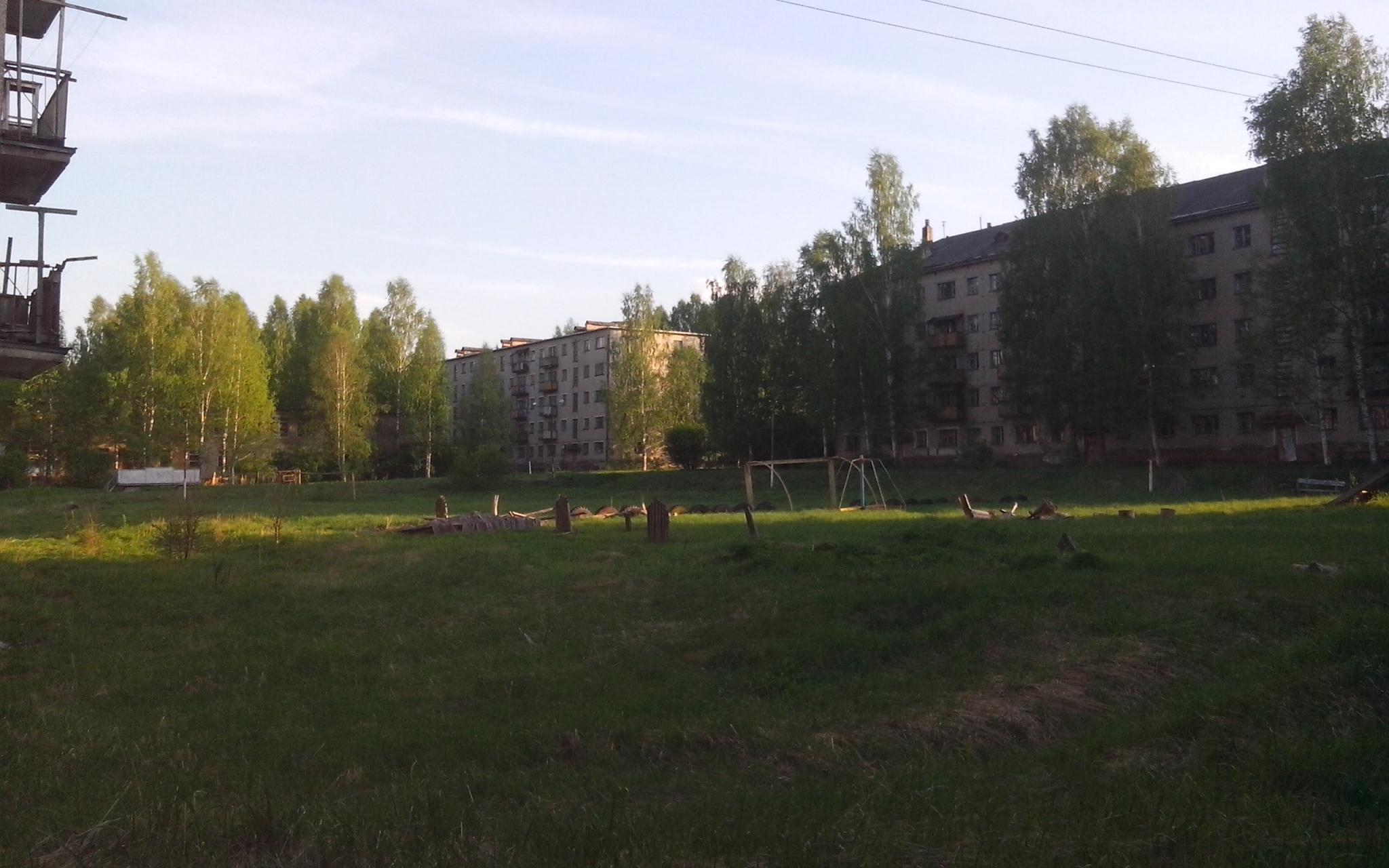 "Уходя, они многое взорвали": репортаж из заброшенного города в Кировской области