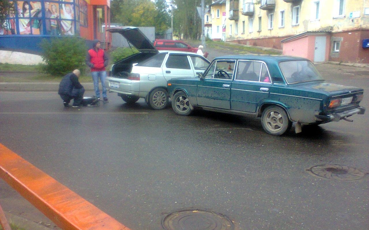 В Чепецке на улице Ленина два ВАЗа не поделили дорогу
