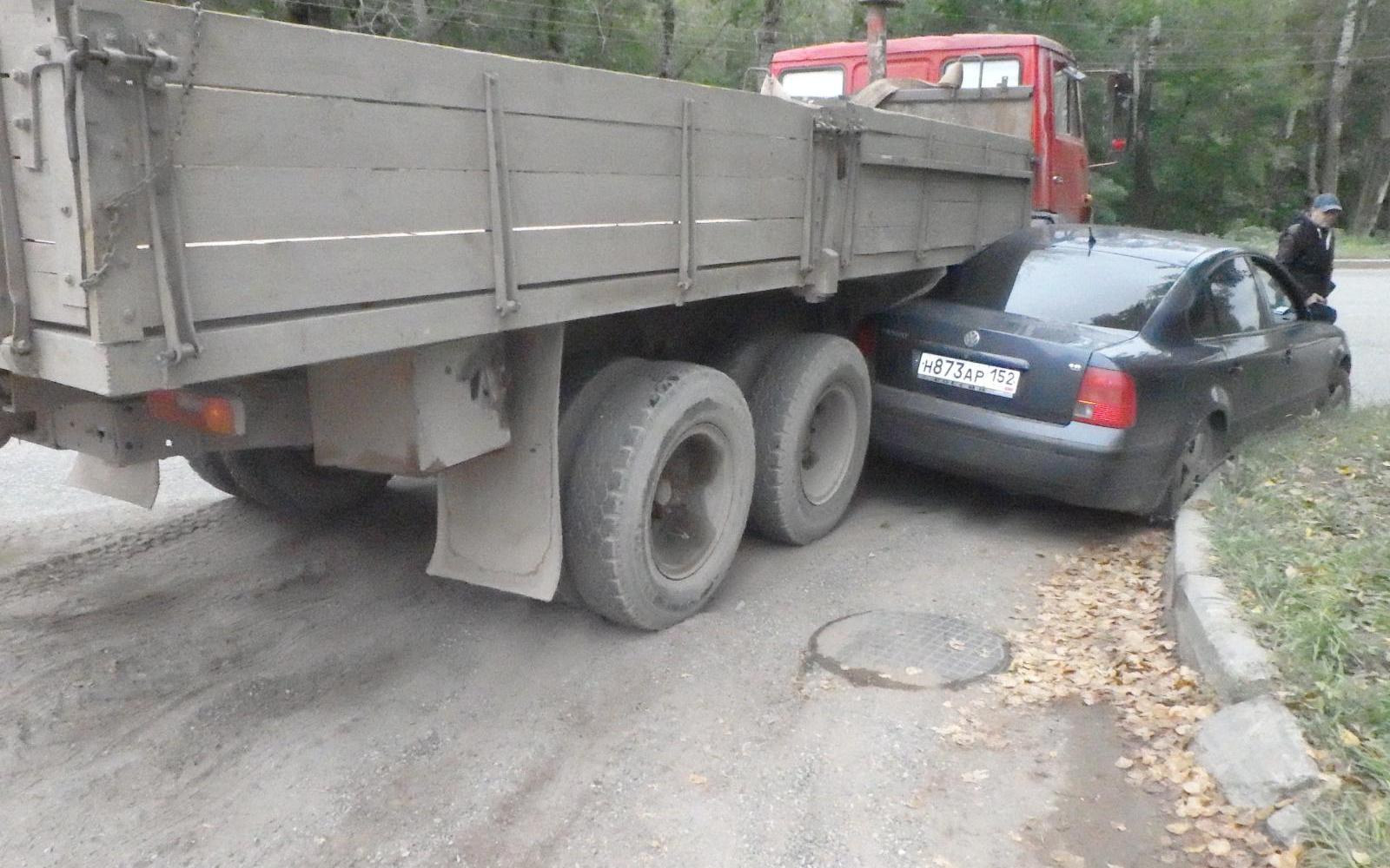 В Чепецке на улице Заводской КамАЗ замял легковушку