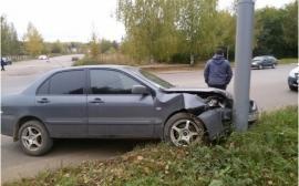 В Чепецке иномарка влетела в столб: водитель отказался от теста на алкоголь
