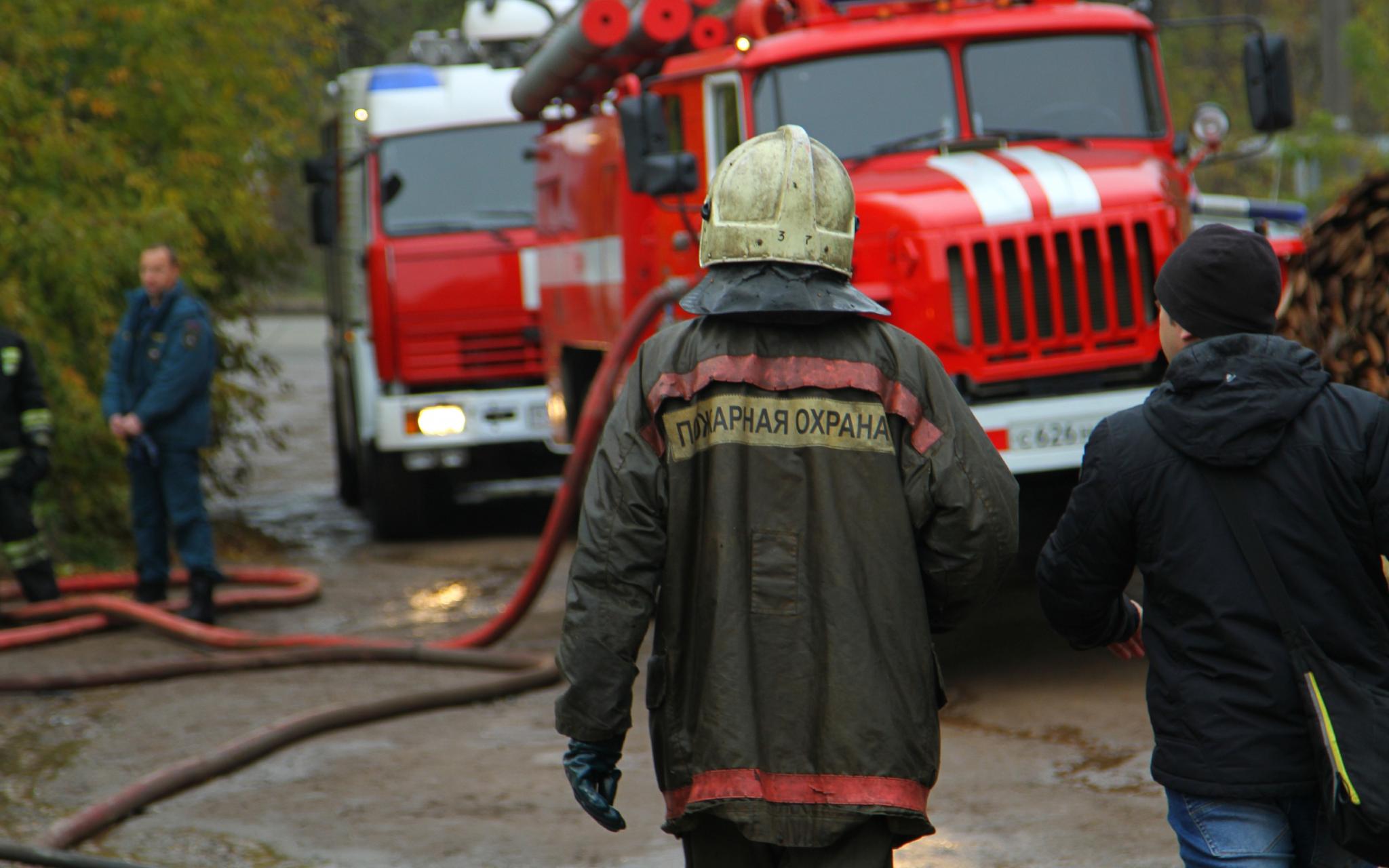 В Чепецке произошел пожар в гаражном боксе на улице Ленина
