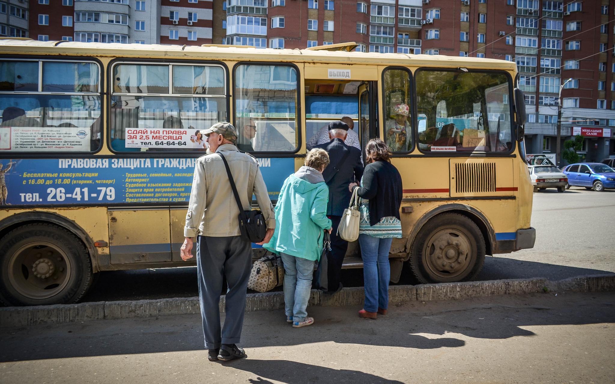 В чепецком автобусе предупреждают о полуслепом водителе с протезом