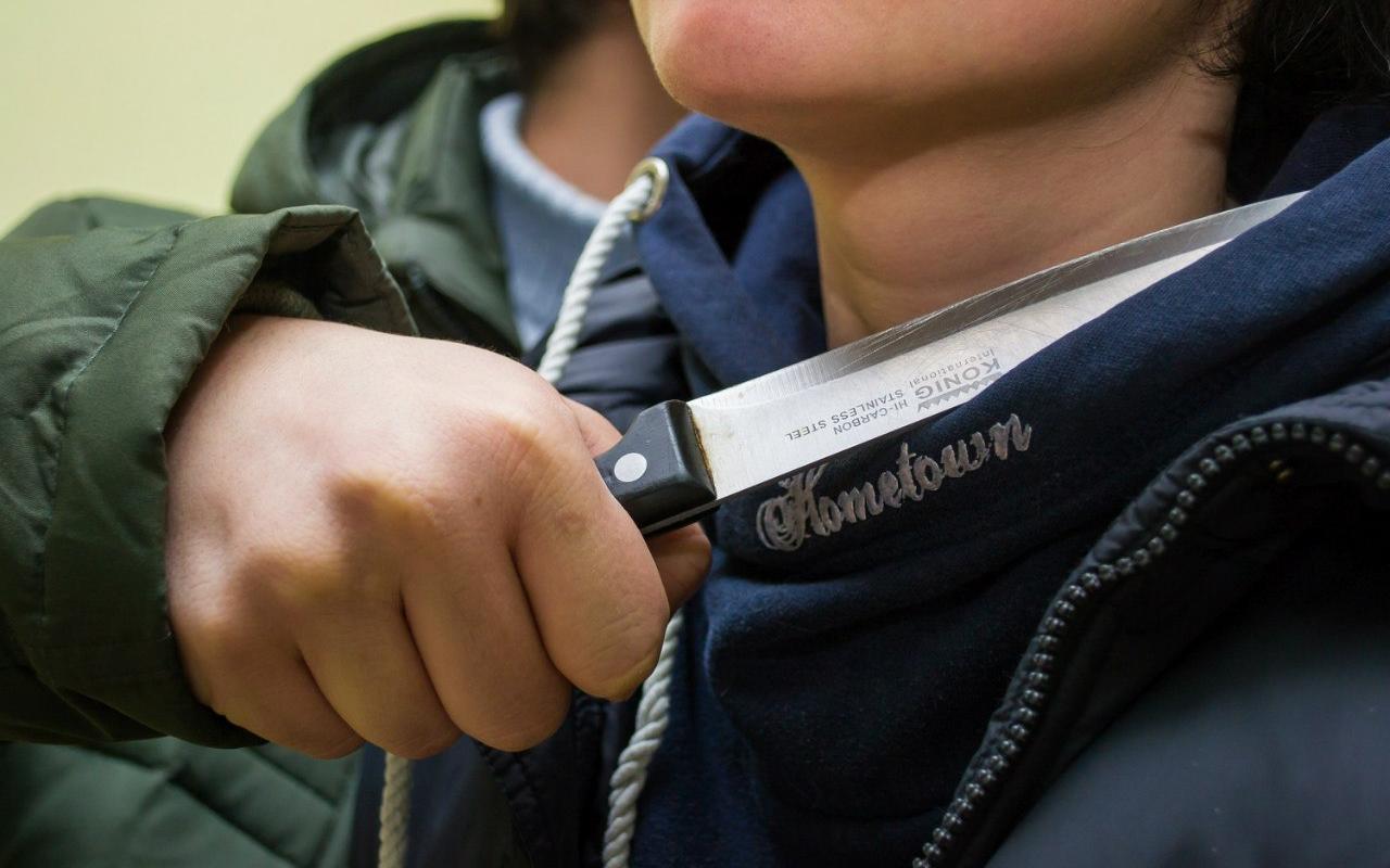 Чепчане: «Пятиклассник бросается на прохожих с ножом»