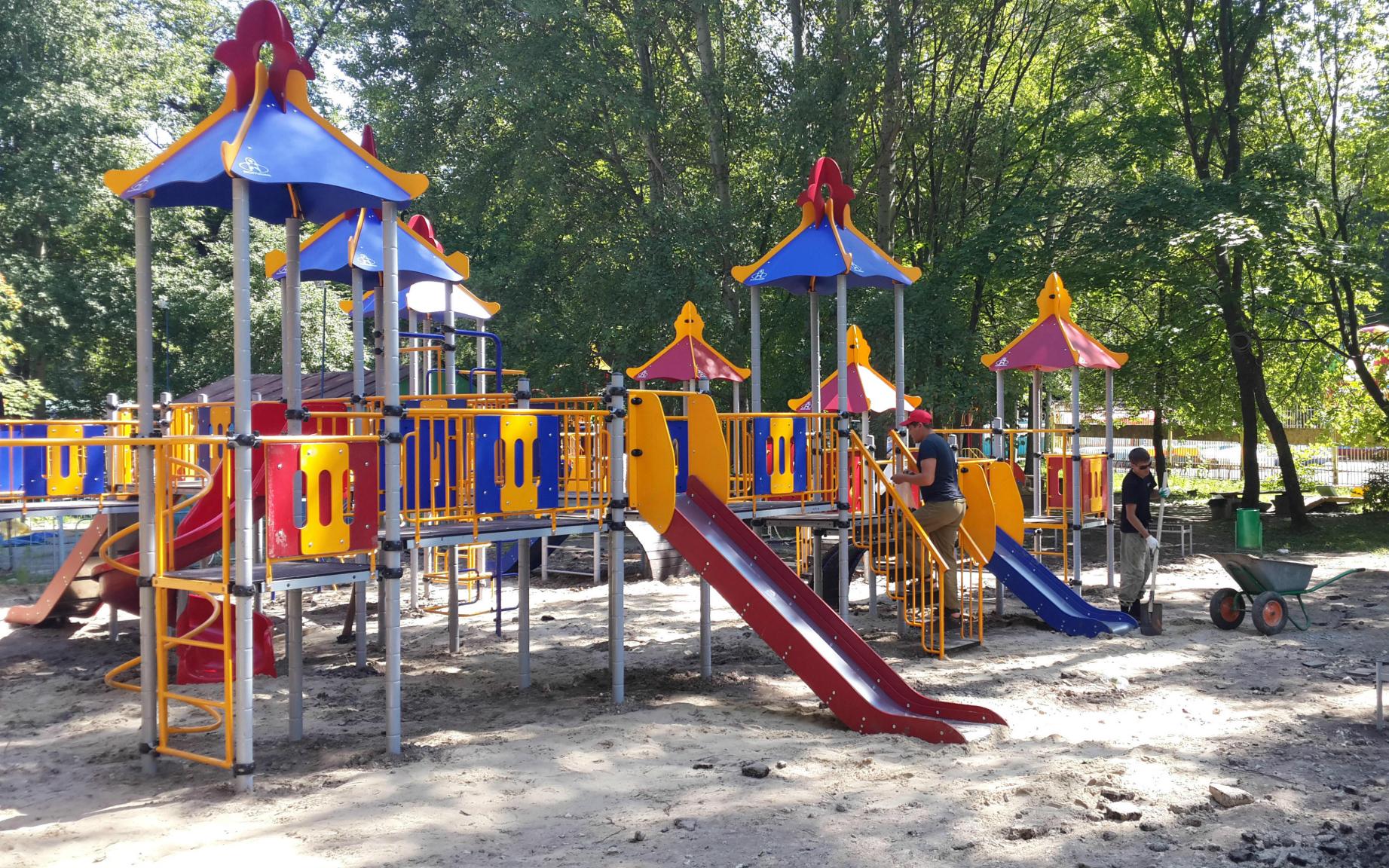 В Чепецке открыли две новые детские площадки