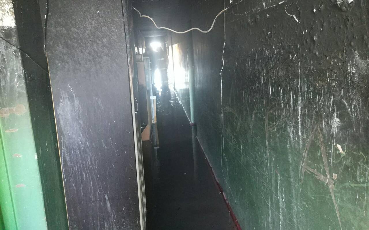 При пожаре на улице Фестивальной из дома вынесли четырех человек