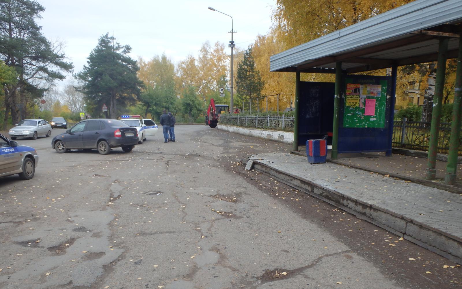В Чепецке лишенник на «Калине» за две минуты протаранил «пазик» и остановку