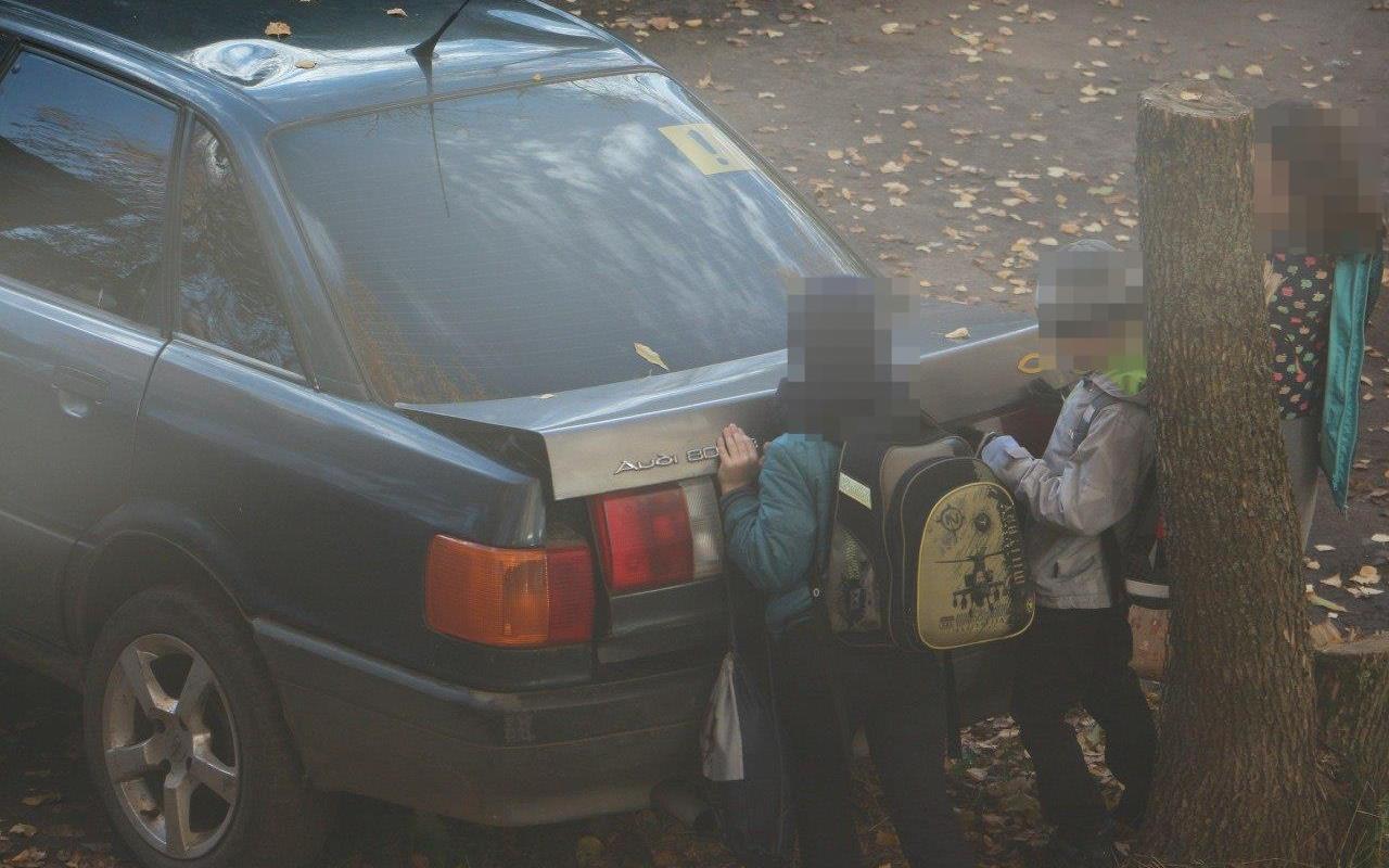 Очевидцы: «На проспекте Мира школьники вскрывают припаркованные машины»