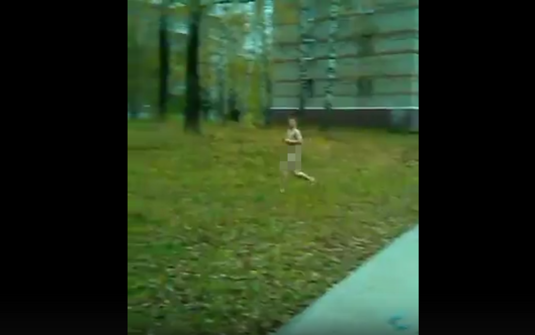 Очевидец: "По Чепецку бегает голый мужчина, который жует свою одежду"